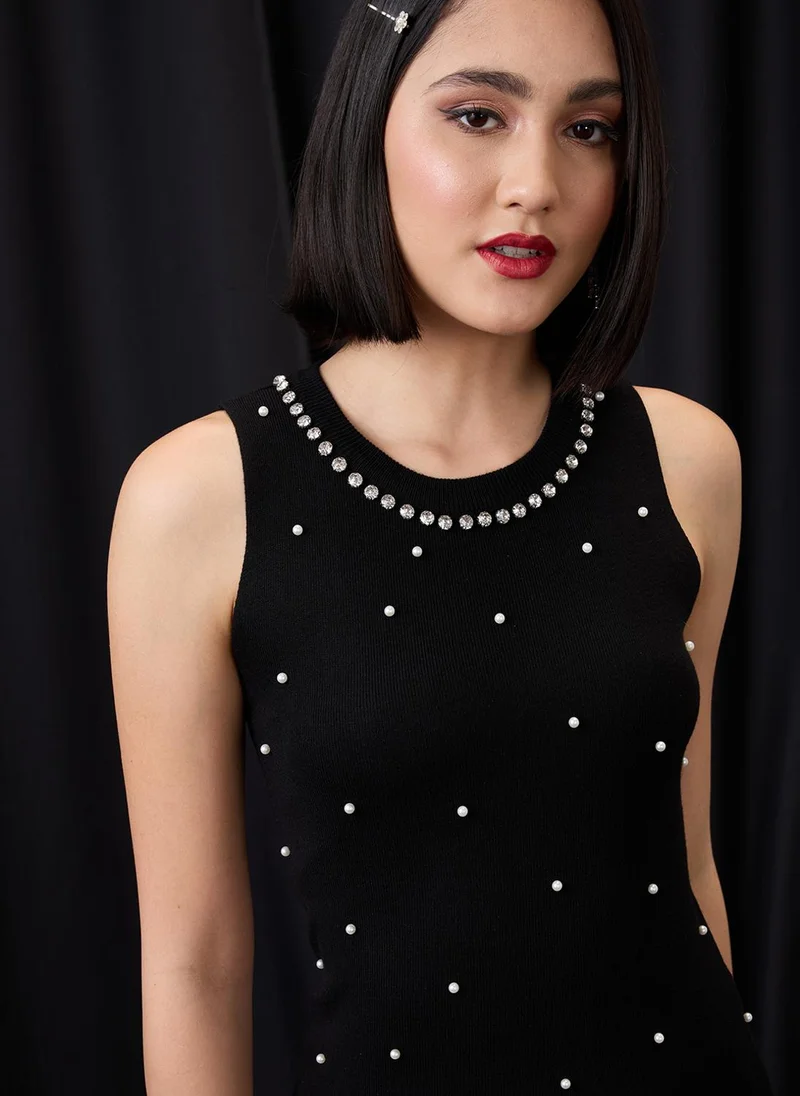 جلو باص بلوزة نسائية سوداء بياقة مستديرة مزينة باللؤلؤ ومضلعة للحفلات